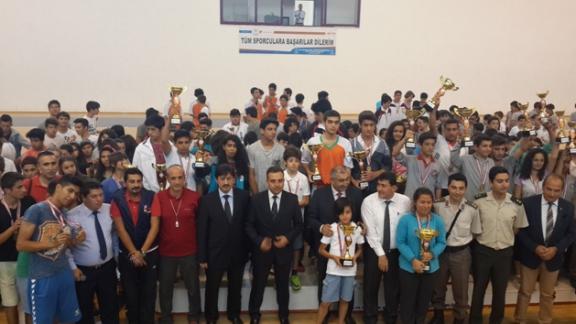2014-2015 Eğitim Öğretim Yılında İlçemizde Sportif Faaliyetlerde Derce Yapan Öğrencilere Ödül Töreni Düzenlendi.