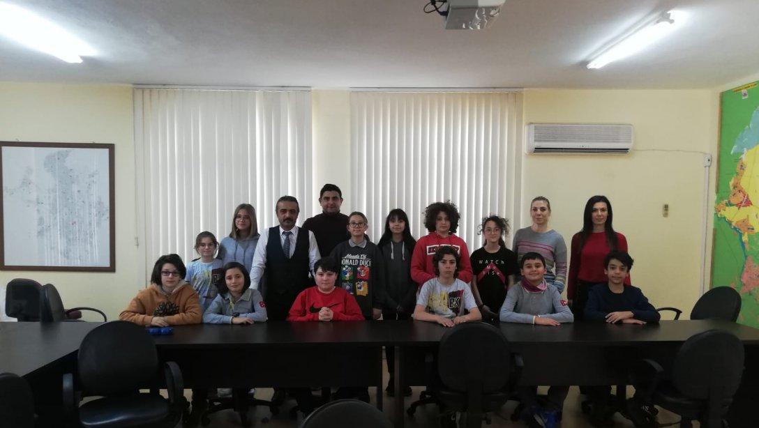 Antalya Bahçeşehir Koleji ortaokul öğrencilerinden oluşan Philathrons robotik takımı katılacakları FLL turnuvası için 