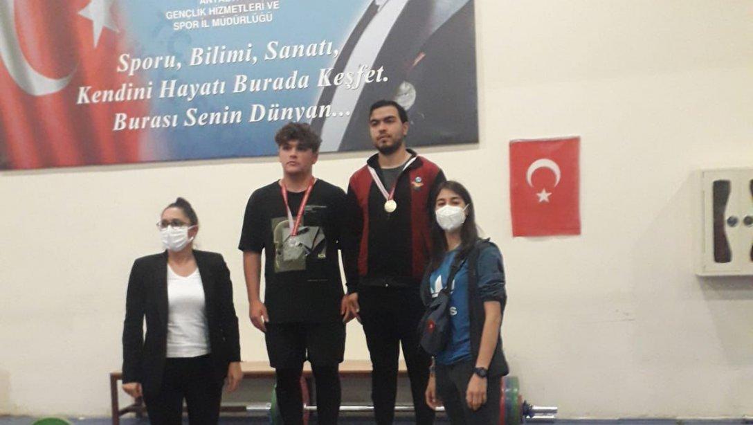 2021-2022 Okul Sporları Kapsamında İlçemiz Özel Yeryüzü Anadolu Lisesi Öğrencileri Yusuf ÇİLOĞLU Halter Gençler A Kategorisinde 82 kg Antalya 1.si,Halil ÖZER Bilek Güreşinde Antalya 2.si Olmuşlardır.