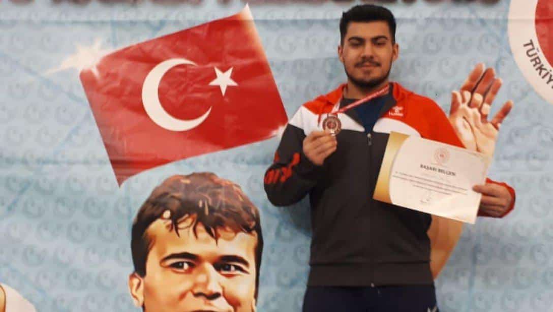 Isparta'da düzenlenen okullararası Halter Türkiye Şampiyonasında Şehit Volkan Canöz Anadolu İmam Hatip Lisesi öğrencimiz Osman Zahid Ak toplamda 257 kilo kaldırarak Türkiye ikincisi olmuştur. Öğrencimizi ve emeği geçenleri kutluyoruz.