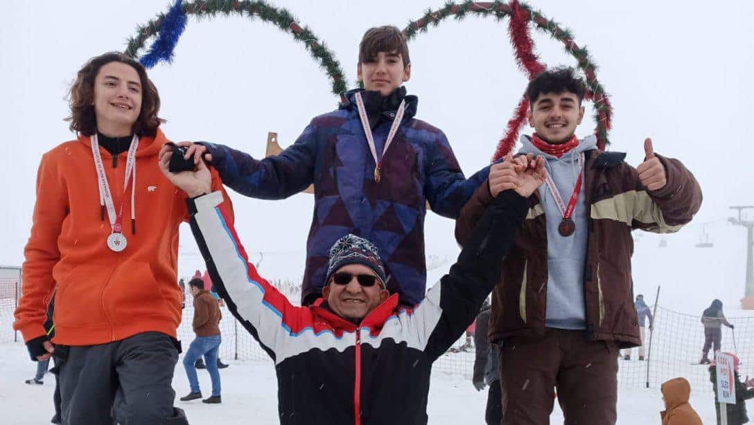 Özel Yeryüzü Anadolu Lisesi öğrencilerinden Ferhat Bilal Özaydın GSB kayak federasyonu tarafından yapılan yarışmalarda snowboard U15 İl birincisi olmuştur,Aslan Ali Efe Özaydın kayak U18 kategorisinde il birincisi olmuştur