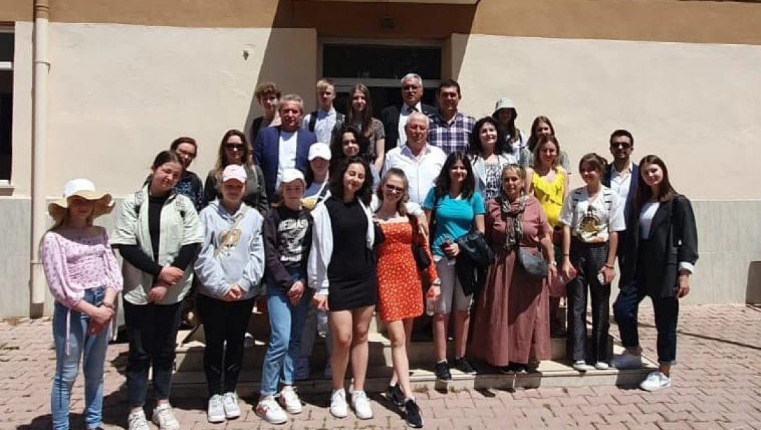 Erasmus+ KA229 Skillful Thinking Active Learning projesi kapsamında Bulgaristan, Litvanya ve Estonya'dan toplam 16 öğrenci ve 7 öğretmen proje ortağı Yeniköy Ortaokulunun düzenlemiş olduğu proje aktivitelerine katılmak üzere ilçemize geldiler.