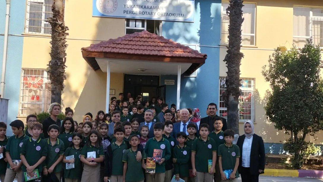 AHENK Projesi kapsamında Yukarıkaraman Perge Rotary Ortaokulu ve İlkokulu ziyaret edilerek, öğretmen ve öğrencilerle beraber kitap okuma çalışması yapıldı.