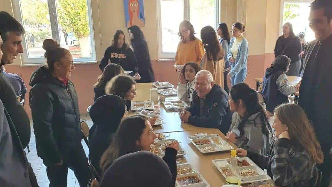 İlçe Milli Eğitim Müdürümüz Halil ÜNAL Erünal Sosyal Bilimler Lisesini ziyaret ederek öğrencilerin  öğle yemeğine eşlik etti.