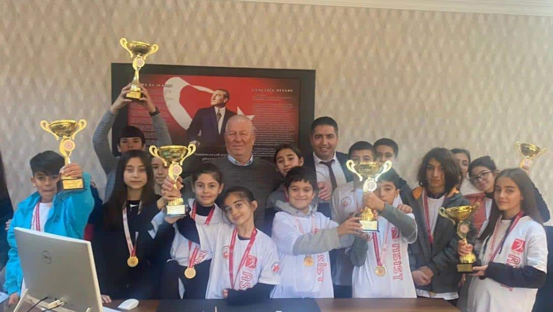 Albay Süleyman Külahçı Ortaokulu Beden Eğitimi öğretmenimiz Gülser Dudu antrenörlüğünde Floor Körling Antalya İl Şampiyonasında 4 takımla 1.lik, 2 takımla 2.lik alarak İlçemizi gururlandırmışlardır.