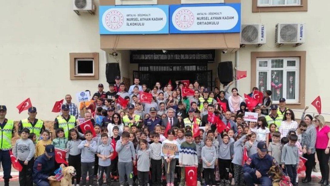Antalya Jandarma Trafik Şube Müdürlüğü ekiplerince Trafik Haftası Etkinlikleri kapsamında, öğrencilerimize uygulamalı trafik eğitimi Nursel Ayhan Kadam İlkokunda verildi.